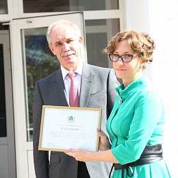 Губернатор  вручил  детскому саду «У-Знайки» сертификат  