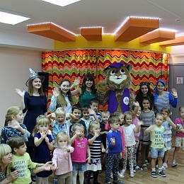Студенческое научное общество УлГПУ представило воспитанникам детского сада «У-Знайки» занимательные опыты в форме сказки